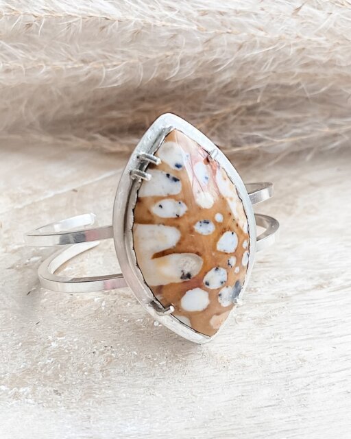 💎💍 Handcrafted jewelry, we mean it! Everything you find at 𝗛𝗼𝗹𝗶𝗱𝗮𝘆 𝗩𝗶𝗯𝗲 𝗠𝗮𝗿𝗸𝗲𝘁 𝗗𝗮𝗹𝗹𝗮𝘀 is handmade by the human selling it! 

To own or gift a piece of handmade jewelry carries so much meaning and soul. Get in these feels with us this weekend! 

🗓️ 𝗡𝗢𝗩 𝟭𝟱 + 𝟭𝟲 | 𝟭𝟬𝗮𝗺-𝟰𝗽𝗺
📍 @gilleysdallas
1135 Botham Jean Blvd | Dallas, TX

𝟵𝟬+ local artists, creatives & makers | 𝗺𝘂𝘀𝗶𝗰 @levelnation | 𝗖𝗼𝗰𝗸𝘁𝗮𝗶𝗹 𝗕𝗮𝗿 | @rivianofficial demo drives | 𝗘𝘀𝗽𝗿𝗲𝘀𝘀𝗼 𝗯𝗮𝗿 @beesocoffee | 𝗔𝗿𝘁 𝗚𝗮𝗹𝗹𝗲𝗿𝘆

🛍️ 𝗦𝘄𝗮𝗴 𝗕𝗮𝗴𝘀 to the first 25 people through the door each day! 

𝗜𝗡𝗗𝗢𝗢𝗥 ☔️ 𝗥𝗮𝗶𝗻 𝗼𝗿 🌞 𝗦𝗵𝗶𝗻𝗲