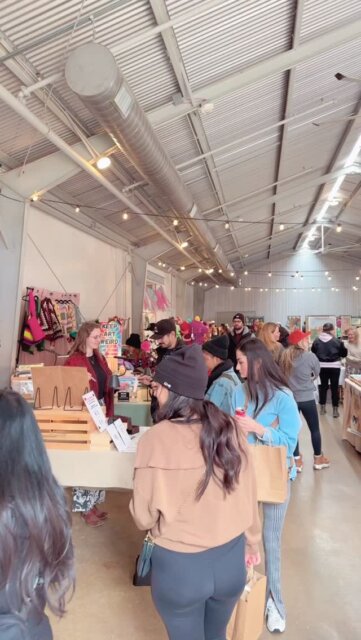 Day ✌🏻 of 𝗛𝗼𝗹𝗶𝗱𝗮𝘆 𝗩𝗶𝗯𝗲 𝗠𝗮𝗿𝗸𝗲𝘁 𝗔𝘂𝘀𝘁𝗶𝗻 @distributionhall.

Come catch some 🥰 cozy, warm vibes and shop over 100 amazing artists, makers and designers! ☕️ Sip coffee from @hometowncoffeecompany, drinks from @drippingspringsvodka, vinyl DJ sets by @smylz4mylz and tons of tasty food like 🥟 @lamapachitaatx, @rogues_atx and @buttermeupatx!

𝗙𝗥𝗘𝗘 𝘁𝗼 𝗮𝘁𝘁𝗲𝗻𝗱 | 𝗽𝗲𝘁 & 𝗳𝗮𝗺𝗶𝗹𝘆 𝗳𝗿𝗶𝗲𝗻𝗱𝗹𝘆

𝗛𝗼𝗹𝗶𝗱𝗮𝘆 𝗩𝗶𝗯𝗲 𝗠𝗮𝗿𝗸𝗲𝘁 𝗔𝘂𝘀𝘁𝗶𝗻
🗓️ Dec 13 + 14 | 11am-5pm
📍 distributionhall
1500 E 4th Street | Austin TX