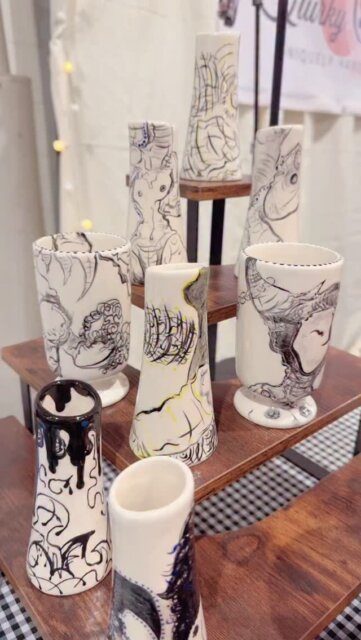 ✨ Unique finds at @vibeartisanmarkets this weekend in Houston! Find over 125 artists and makers today and tomorrow 11a-5p at Silver Street @sawyeryards!

𝟭𝟮𝟱+  𝗔𝗿𝘁𝗶𝘀𝗮𝗻𝘀 & 𝗠𝗮𝗸𝗲𝗿𝘀: Discover unique, handcrafted arts from local talents.

𝗦𝗶𝗴𝗻𝗮𝘁𝘂𝗿𝗲 𝗖𝗼𝗰𝗸𝘁𝗮𝗶𝗹𝘀: Enjoy seasonal drinks courtesy of @peakbev plus free drinks from @topochicousa

𝗟𝗼𝗰𝗮𝗹 𝗕𝗿𝗲𝘄𝗲𝗿𝘆: @megatonbrewery will be there with multiple taps of tasty locally brewed beer. 

𝗔𝗿𝘁 𝗚𝗮𝗹𝗹𝗲𝗿𝘆: Explore and purchase exceptional pieces from our curated selection.

𝗗𝗲𝗹𝗶𝗰𝗶𝗼𝘂𝘀 𝗙𝗼𝗼𝗱: Savor globally inspired bites from @tradicion.cams and @tintinhtx.

𝗟𝗶𝘃𝗲 𝗠𝘂𝘀𝗶𝗰: Groove to beats from vinyl @smylz4mylz setting the perfect vibe.

𝗖𝗼𝗳𝗳𝗲𝗲 𝗟𝗼𝘃𝗲𝗿𝘀: Visit @snobs_coffee for your favorite coffee creations.

𝗙𝗮𝗺𝗶𝗹𝘆 𝗙𝗿𝗶𝗲𝗻𝗱𝗹𝘆: Bring the whole family!

𝗙𝗿𝗲𝗲 𝗘𝗻𝘁𝗿𝘆: Enjoy a cost-free market experience.

𝗘𝘅𝗰𝗹𝘂𝘀𝗶𝘃𝗲 𝗦𝘄𝗮𝗴 𝗕𝗮𝗴𝘀: Be among the first 25 guests each day to receive a free Vibe Swag Bag filled with artist goodies.

For more details, visit our website! 💻