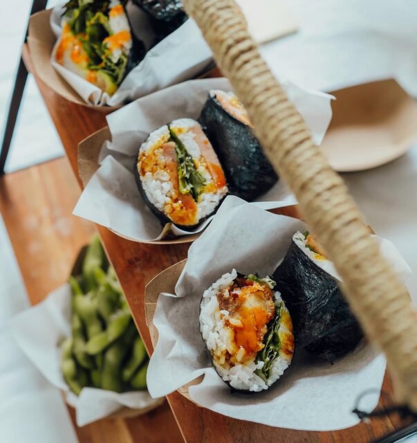🤤 𝗚𝗜𝗩𝗘 𝗨𝗦 𝗔𝗟𝗟 𝗧𝗛𝗘 𝗙𝗢𝗢𝗗 & 𝗗𝗥𝗜𝗡𝗞𝗦!
For our 𝗦𝗮𝗻 𝗙𝗿𝗮𝗻𝗰𝗶𝘀𝗰𝗼 𝗦𝘂𝗺𝗺𝗲𝗿 𝗩𝗶𝗯𝗲 this weekend we will have an outstanding collection of Chefs & Artisan yummies in our NOSH ZONE outside as well as an espresso bar inside. Check it out below!
🍹 @uncletimscocktails - A Vibe bar in each level with seasonal cocktails
☕️ @royalsmocha - tasty coffee/matcha creations
🫔 @micomedorsf - insane, creative tamale
🍙 @tokachi_musubi - yummy Musubi creations
🍨 @thegeezfreeze - super cool frozen treats
𝗳𝗿𝗲𝗲 𝗮𝗱𝗺𝗶𝘀𝘀𝗶𝗼𝗻 • 𝗶𝗻𝗱𝗼𝗼𝗿𝘀 • 𝗶𝗰𝗼𝗻𝗶𝗰 𝗯𝗮𝘆 𝘃𝗶𝗲𝘄𝘀
𝗦𝗮𝗻 𝗙𝗿𝗮𝗻𝗰𝗶𝘀𝗰𝗼 𝗦𝘂𝗺𝗺𝗲𝗿 𝗩𝗶𝗯𝗲 𝗔𝗿𝘁 𝗙𝗮𝗶𝗿
🌀Pier 27 (2 floors of art)
🌀July 18 + 19 | 11a-5p
27 The Embarcadero | San Francisco, CA