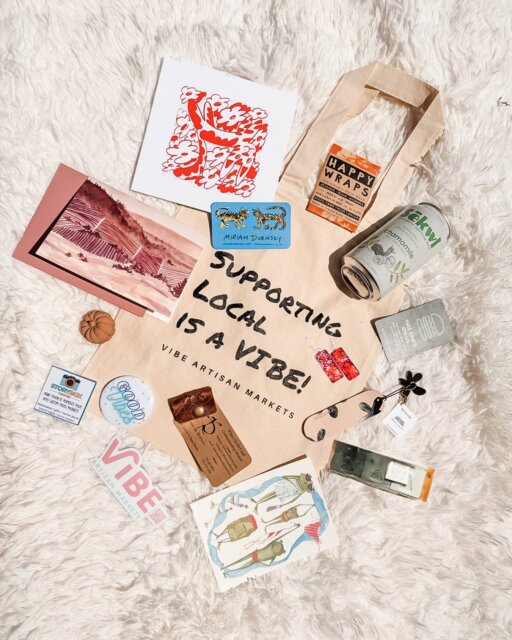 🛍️ Will YOU be one of the first 25 in line Saturday or Sunday to snag a deliciously filled Vibe Swag Bag?
Our Denver artists 👏🏻 always 👏🏻 show 👏🏻 up when it comes to these and this one is NOT to be missed.
* 𝘚𝘢𝘵𝘶𝘳𝘥𝘢𝘺 & 𝘚𝘶𝘯𝘥𝘢𝘺 𝘣𝘢𝘨𝘴 𝘸𝘪𝘭𝘭 𝘷𝘢𝘳𝘺 𝘴𝘭𝘪𝘨𝘩𝘵𝘭𝘺, 𝘴𝘰 𝘣𝘦 𝘧𝘪𝘳𝘴𝘵 𝘉𝘖𝘛𝘏 𝘋𝘈𝘠𝘚!